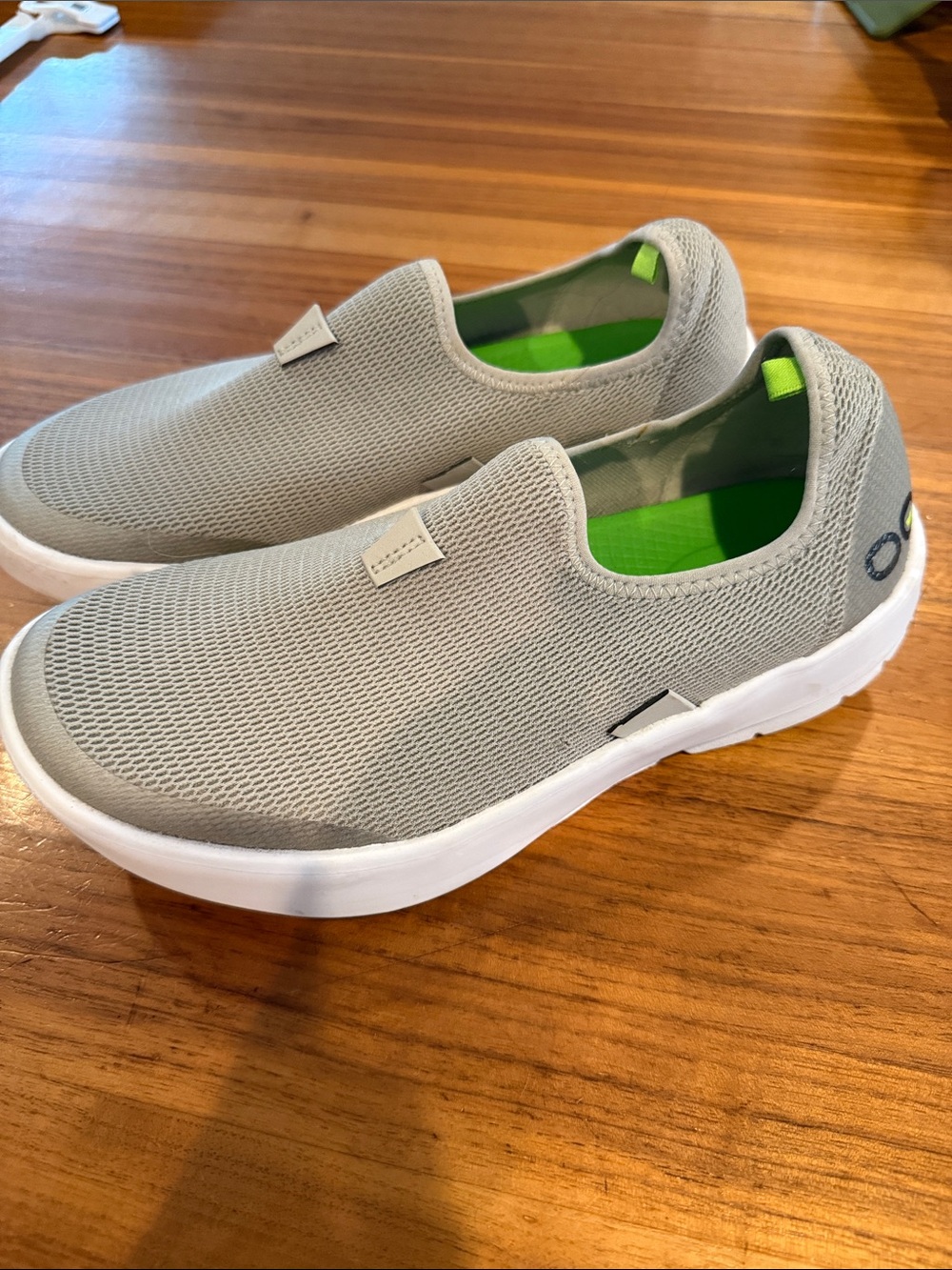 OOFOS OOmg Low Top Comfort Recovery Shoes  W 9
